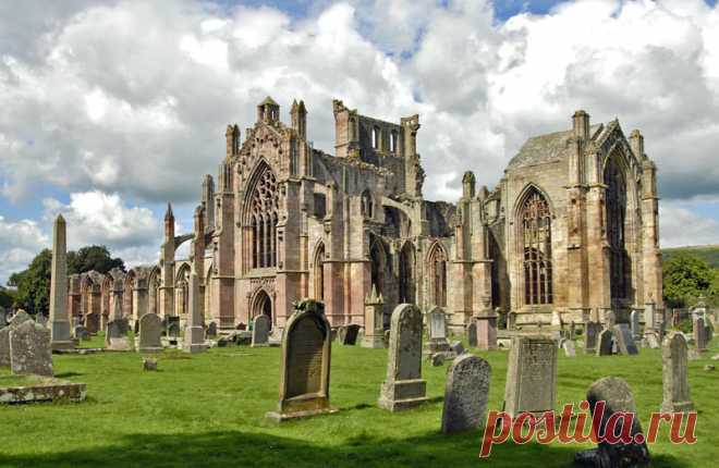 «Аббатство Мелроуз (Melrose Abbey) Аббатство Мелроуз было основано в 1136 году цистерцианскими монахами, по просьбе короля Шотландии Давида 1. Александр II и другие шотландские короли и дворяне похоронены в аббатстве. Аббатство было в значительной степени разрушено английской армией под предводительством Ричарда II в 1385 году. Аббатство Мелроуз является одним из наиболее исторически значимых архитектурных сооружений в Шотландии и одной из самых известных достопримечательн...