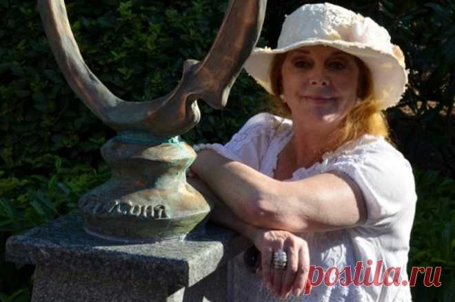 Клара Новикова прокомментировала слухи о своем затворничестве. В последнее время артистка перестала появляться в информационном поле.
