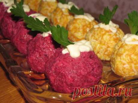 Свекольные и морковные колобки Домашняя. зелень. крупяной. курабье. курага. майонез. морковь. орехи. чеснок. Ингредиенты. 1 крупная морковь. 1 крупная свёкла. 100 гр. твёрдого сыра. 1 яйцо. курага 100 гр. грецкий орех 20 гр. немного майонеза. соль. зелень для украшения. чеснок(по желанию) Пошаговый рецепт приготовления. Сварите до готовности морковь, свеклу и яйцо охладите. Натрите сыр на мелкой терке, разделите на две части. Точно так же измельчите в отдельные мисочки мор...