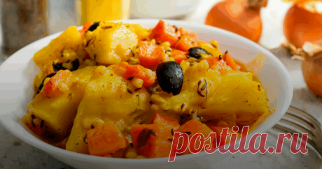 Картофель тушеный по-индийски
Ингредиенты (на 3-4 порции):
Основные:
2 средние картофелины (около 400 г) — нарезать кубиками 2-3 см
1 небольшая головка цветной капусты (около 400 г) — разобрать на соцветия
1 луковица — мелко нарезать
2-3 зубчика чеснока — измельчить
Кусочек свежего имбиря (2-3 см) — измельчить
1-2 зеленых перца чили (по желанию, для остроты) — мелко нарезать
2-3 ст.л. растительного масла (лучше горчичного или гхи)
Соль по вкусу