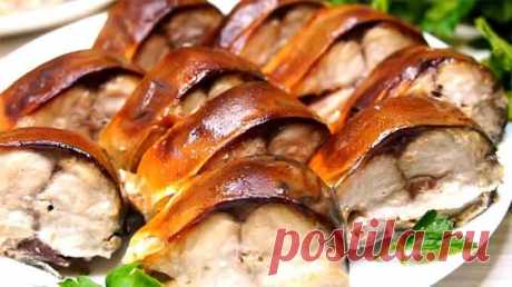 Как вкусно запечь скумбрию Этот простой рецепт позволяет сделать запеченную рыбу похожей на подкопченную. Скумбрия получается нежная, ароматная, а по вкусу немного напоминает рыбку горячего копчения.