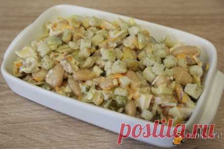 Салат с курицей и фасолью &quot;Сытный&quot; Приготовить салат с курицей и фасолью &quot;Сытный&quot; очень просто и довольно быстро. Продукты для этого салата найдутся в холодильнике практически всегда. Такой салат можно приготовить к обеду или ужину в будний день, а можно и для праздничного стола.