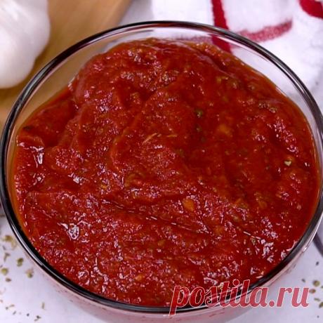 [Video] This easy homemade pizza sauce recipe is one of my favorite from-scratch recipes. It can be prepared while you're heating up the oven!