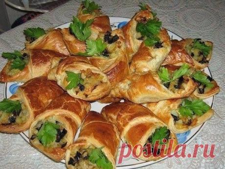 Неимоверно вкусная закуска с грибами. Грибные Кулёчки  

   Ингредиенты: 

- 1 упаковку готового слоеного теста
- 5 картофелин средней величины
- 2 луковицы
- 200 г сухих грибов
- 100 г сыра
- 1 пучок петрушки
- 2 яйца
- перец по вкусу

Приготовление:

1. Грибы отмочить, проварить, отжать.
2. Картофель сваренный в мундире, почистить, нарезать кубиком.
3. Грибы обжарить с луком.
4. Сыр натереть на крупной терке.
5. Картофель, сыр, грибы, перец перемешать.
6. Размороженное с...