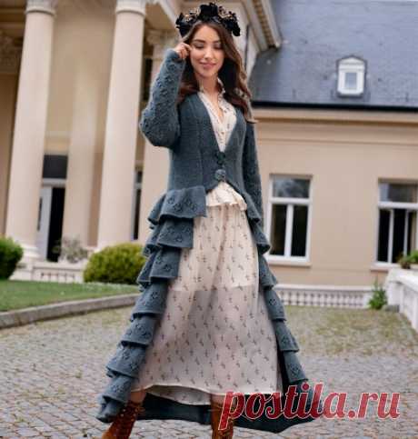 Пальто с рюшами и ажурным узором