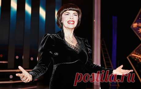 Мирей Матье: у меня с Россией большая история любви. Французская певица — о своих любимых песнях, планах на будущее и о признательности России за помощь в освобождении от фашизма.
В России Мирей познакомилась с русским искусством и полюбила его. В интервью "Вечерней Москве" она рассказала, что в будущем планирует приехать в Россию с новой программой, в которую войдут и русские песни. Певица призналась, что ее любимый русский композитор — Сергей Прокофьев, его произведения она исполняет чаще вс…