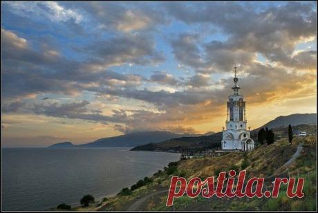 Храм-маяк Святого Николая Чудотворца — в честь Святителя Николая в с. Малореченском (Алуштинский район), в память о погибших на водах, относится к московскому патриархату. Уникальность его в том, что храм может выполнять функции маяка.