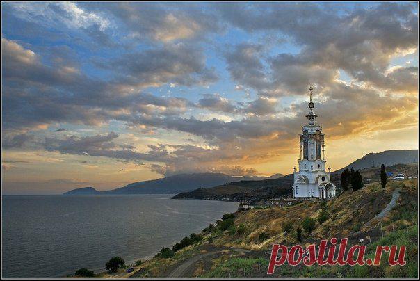 Храм-маяк Святого Николая Чудотворца — в честь Святителя Николая в с. Малореченском (Алуштинский район), в память о погибших на водах, относится к московскому патриархату. Уникальность его в том, что храм может выполнять функции маяка.