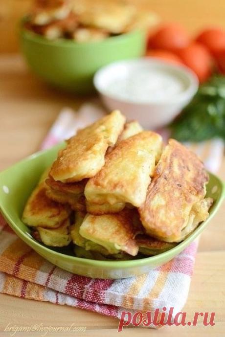Кабачки в кляре: вкусный ПП-перекус!  

на 100грамм - 36.15 ккалБ/Ж/У - 1.8/0.89/5.03 

Ингредиенты: 
Кабачки - 2 шт 
Яйца - 2 шт 
Кефир - 100 мл 
Мука цельнозерновая - 25 г 
Зелень - по вкусу 
Чеснок - 5 г 
Соль, перец - по вкусу 

Для творожного соуса: 
Творог мягкий обезжиренный - 50 г 
Чеснок - 7 г 
Зелень - по вкусу 

Приготовление: 
Кабачки очистить от кожуры и нарезать пластинками толщиной менее сантиметра, чтобы легче прожаривались. Солим, перчим, можно выдавить ту...