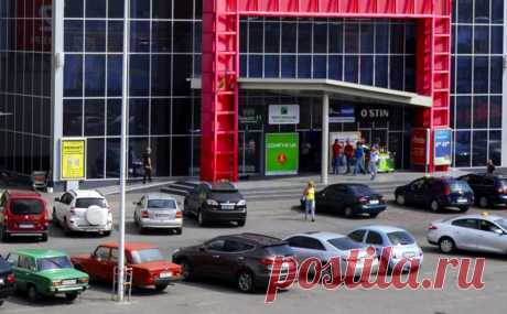 На Украине завели дело против россиянина, снявшего флаг со здания ТЦ. В Виннице россиянин снял флаг Украины со здания торгово-развлекательного центра, мужчину задержали полицейские, возбуждено уголовное дело.