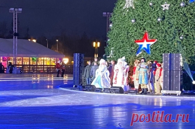 Главный ледовый каток Подмосковья открыли возле Главного храма ВС РФ. На территории музейно-храмового комплекса прошло открытие фестиваля «Наша зима».