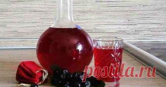 Дедовская наливка из любых ягод - appetitno.net Ингредиенты: –4 стакана любых ягод –4 стакана сахара –4 стакана воды –4 стакана водки Приготовление: 1. Засыпаем 4 стакана сахара теплой кипяченой водой в 3-х литровую банку, хорошо размешиваем. 2. Засыпаем мытые и обсушенные, не размятые ягоды целиком. 3. Затем вливаем водку, накрываем банку капроновой крышкой и убираем в темное место. 4. Набираемся терпения на 10 дней, не меньше. 5. А лучше – 2 недели. 6. Фрукты осядут на д...