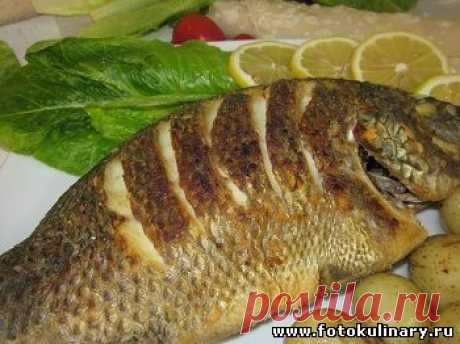 Рыба жаренная целиком с хрустящей корочкой.
