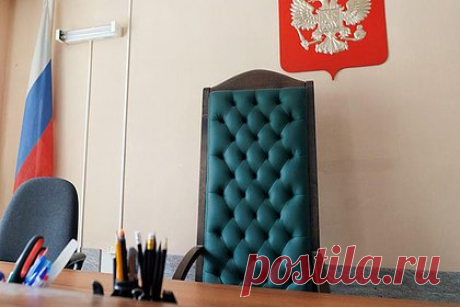 Осквернившим воинский мемориал россиянам избрали меру пресечения. В Калининграде суд отправил под домашний арест жителя Екатеринбурга и жительницу Ижевска, которые обвиняются в осквернении воинского мемориала. Они будут под арестом до 27 апреля. В отношении пары возбуждено уголовное дело по статье 244 («Надругательство над местами захоронения») УК РФ.