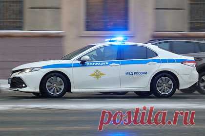 Назвавшегося патриотом России москвича сдали в полицию из-за флага на машине. В Москве водителя фургона сдали в полицию из-за бело-сине-белого флага на машине, в котором горожане увидели символику запрещенной организации. Сам мужчина утверждает, что является патриотом России и клеил на автомобиль российский триколор, у которого со временем выцвел красный цвет.