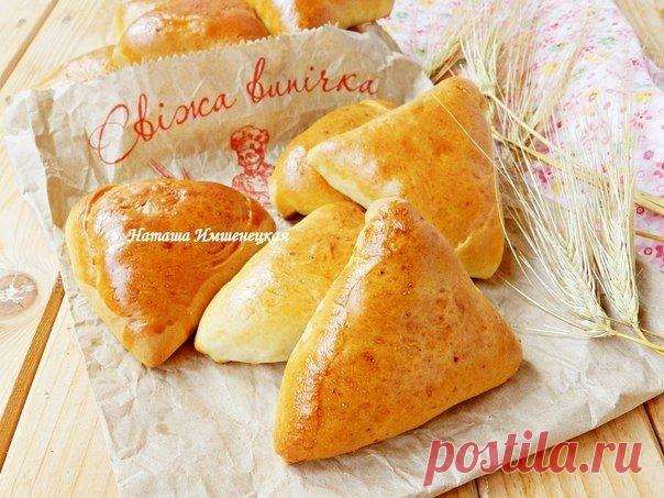 Пирожки с печенью

Пирожки с печенью, приготовленные по этому рецепту, получаются очень вкусными, мягкими и ароматными. Немаловажно правильно отварить печень, чтобы она не была жесткой. Для начинки можно использовать говяжью, свиную или куриную печень, на свой вкус. Пирожки с печенью хороши не только, как обычно, к чаю, но и как дополнение к первым блюдам: борщу или бульону.
Показать полностью…