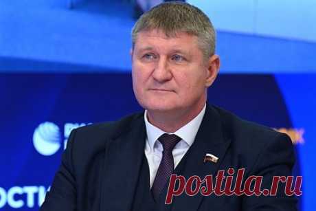 В России назвали Польшу главным врагом Украины. Депутат Государственной Думы от крымского региона Михаил Шеремет заявил, что главным врагом Украины является Польша. «Еще недавно поляки называли себя лучшими братьями Украины, но когда дело дошло до экономических интересов и деления прибылей, дружбе пришел конец», — сказал депутат.