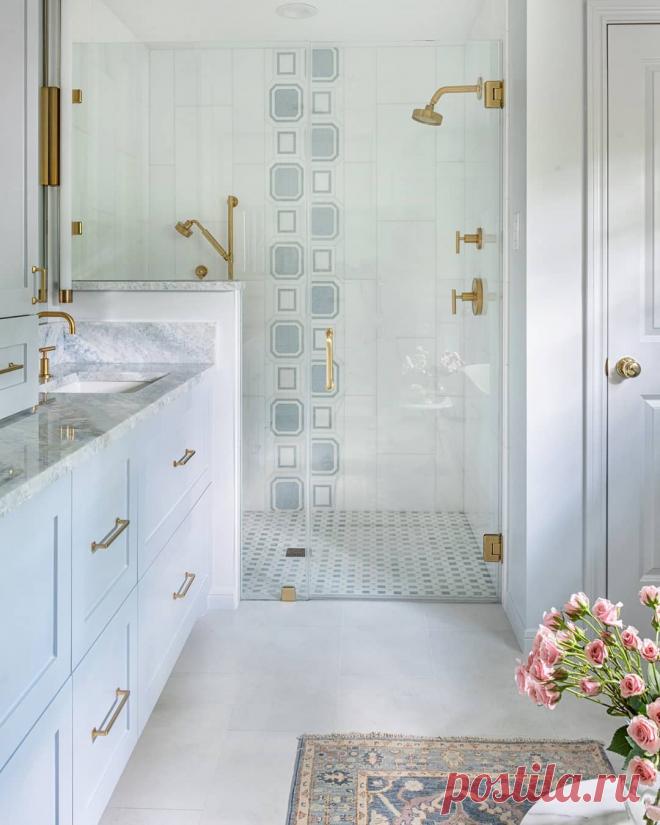 Photo by Kathleen O. Ryan Photography in Houston, Texas with @dwellmagazine, @housebeautiful, @elledecor, @archdigest, @bhglivebetter, @lynnholenderdesigns, @asid_tx, @greymarkconstruction, @asidtexasgulfcoastchapter, and @remodelersofhouston. May be an image of indoor.