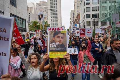 В Иране задержали записавшего песню о протестах музыканта. В Иране задержали известного музыканта Шервина Хаджипура, записавшего песню о массовых протестах в стране. 25-летний певец выпустил свою композицию, вдохновившись сообщениями протестующих людей в интернете. Соответствующие цитаты он использовал в тексте новой песни Baraye.