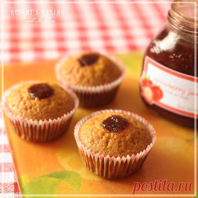 Как приготовить сливочные маффины с клубничным джемом - рецепт, ингридиенты и фотографии