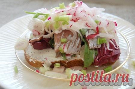 Бутерброд с селедкой - рецепт с фото Бутерброд с селедкой очень вкусно подать к сладкому чаю. Попробуйте! Это может послужить прекрасным ужином или просто легким перекусом в любое время суток. Такой бутерброд очень интересно создавать, так как тут есть, где разгуляться вашей фантазии и проявиться кулинарному творчеству. Ингредиенты