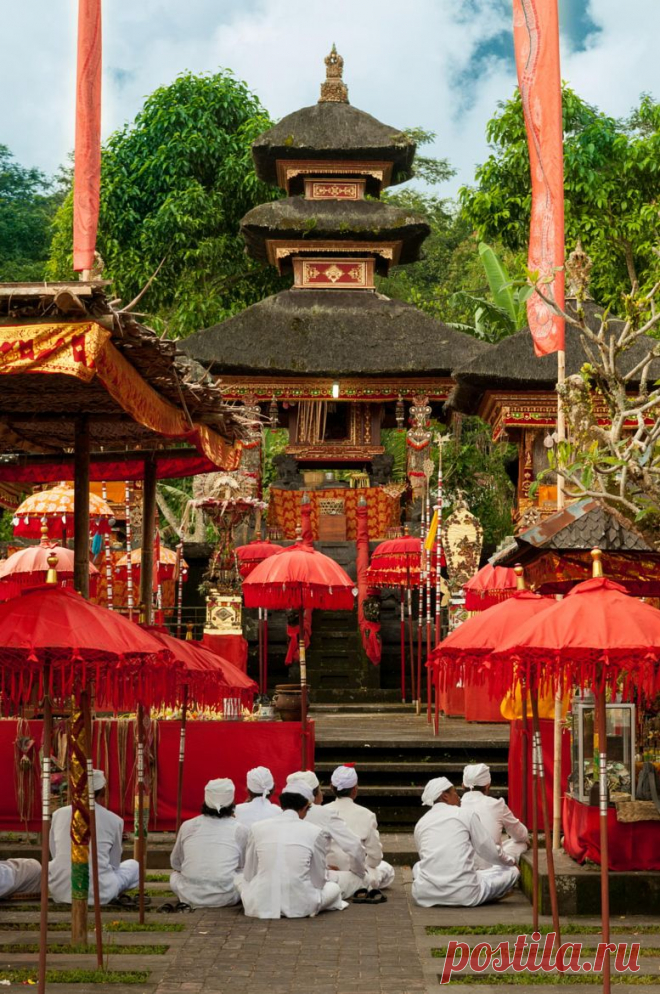 temple decorated in red by Sam Scholes / 500px