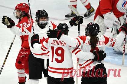 Российские хоккеистки проиграли Канаде на Олимпиаде в Пекине. Женская сборная России по хоккею проиграла команде Канады на групповом этапе олимпийского турнира-2022 в Пекине. Встреча прошла 7 февраля и завершилась со счетом 6:1 в пользу канадок. У россиянок единственную шайбу забросила Анна Шохина. На счету России теперь одна победа и два поражения.