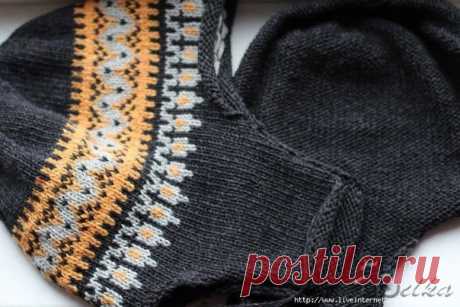 Шапка с ушками жаккардом.
Вязали так же? Поделитесь в комментариях.
#шапка_жаккард@knit_man, #шапка_спицами@knit_man

Размеры шапки: (XXS-S)M-L(XL-XXL)

Материалы: пряжа Sandnes Peer Gynt (100% шерсть, 91 м/50 г) по 50 г черного, белого/серого и серого/оранжевого цветов, короткие круговые спицы № 3 и № 3,5, крючок № 3.

Описание работы: Начинайте вязать с «ушек». Для одного «ушка» наберите на спицы № 3,5 черной нитью (7)7(9) п. Вяжите лиц. гладью, прибавляя по 1 п. с каждо...