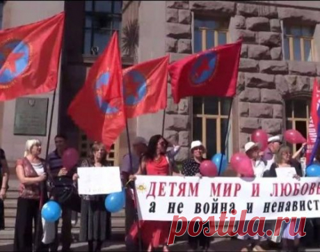 В центре Киева горстка смельчаков потребовала прекратить войну на Донбассе(видео)