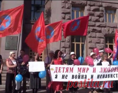 В центре Киева горстка смельчаков потребовала прекратить войну на Донбассе(видео)