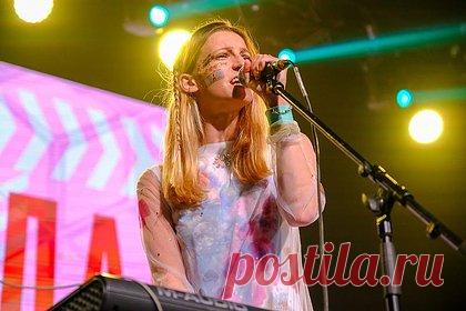 В Москве пройдет акустический фестиваль с Умкой и вокалисткой «Хадн дадн». В московском клубе «Склад №3» 17 марта состоится музыкальный фестиваль «Акустник». С акустическими версиями своих песен выступят Умка и Варвара Краминова, известная как вокалистка коллективов «Хадн дадн» и «Созвездие Отрезок». Также на сцене появятся психоделическая рок-группа «Шаййм» и нео-бард Дорогой Сережа.