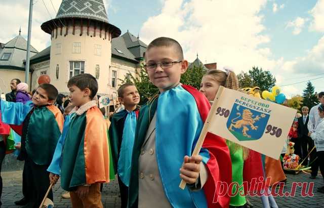 Святковий парад до 950-річчя Берегова пройшов у національних кольорах (ФОТО) || MUKACHEVO.NET