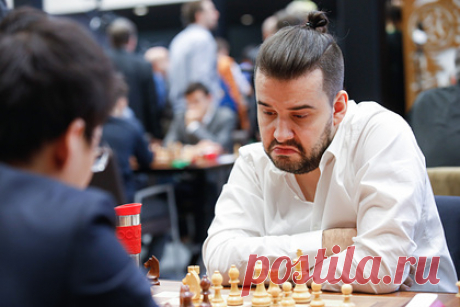 Непомнящий проиграл Карлсену в восьмой партии за титул чемпиона мира. Российский гроссмейстер Ян Непомнящий проиграл в восьмой партии матча за мировую шахматную корону норвежцу Магнусу Карлсену. Партия, в которой Непомнящий играл черными фигурами, завершилась на 46-м ходу. Счет в противостоянии — 5:3 в пользу норвежца. В следующий раз шахматисты встретятся 7 декабря.