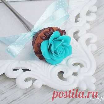 Доброе утро, друзья! У нас на улице такая бяка, даже не выйду никуда 😝 Как хорошо, что могу себе это позволить 😄
Мимимишные ложечки с мишками все показала, поэтому покажу сегодня цветочный кексик 🌹💙
#bijonis_в_наличии 
А ещё расскажу Вам, как мы вчера гуляли🙈👪 Так вот, Кира выгуливала маму и папу на детской площадке, где помимо нас были ещё две девочки 5 и 7 лет. У одной полные карманы яблок, у второй пакет с сухариками. Первая мадам откусывает от яблока по два куска...
