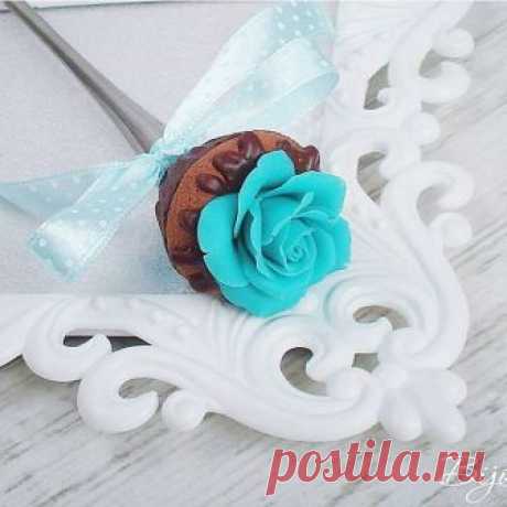Доброе утро, друзья! У нас на улице такая бяка, даже не выйду никуда 😝 Как хорошо, что могу себе это позволить 😄
Мимимишные ложечки с мишками все показала, поэтому покажу сегодня цветочный кексик 🌹💙
#bijonis_в_наличии 
А ещё расскажу Вам, как мы вчера гуляли🙈👪 Так вот, Кира выгуливала маму и папу на детской площадке, где помимо нас были ещё две девочки 5 и 7 лет. У одной полные карманы яблок, у второй пакет с сухариками. Первая мадам откусывает от яблока по два куска...