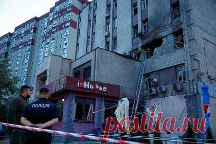 Очевидцы рассказали о массированной атаке дронов на Киев. Очевидцы рассказали, что взрывы в ходе одной из самых массированных атак дронов на Киев происходили в разных частях города всю ночь. По словам одного из собеседников агентства, в результате атаки в украинской столице возникло несколько очагов пожаров, в частности, горят тканевые склады и район около ТРЦ «Океан-плаза».