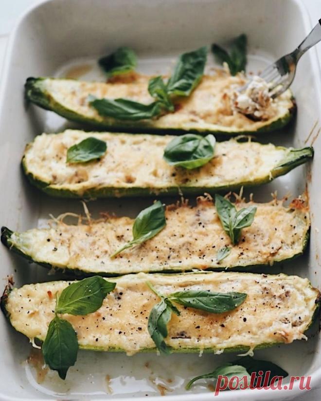 Лодочки из кабачков с курицей и сыром Ингредиенты:Кабачок — 4 шт. Фарш из куриного филе — 400 г Томатная паста — 1 ст. л. Сыр нежирный — 45 г Соль, перец — по вкусу
⠀ Приготовление:
⠀
1. Разогрейте духовку до 200 °C. 2. Разрежьте кабачки вдоль и аккуратно ложкой...