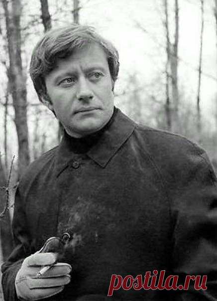 16 августа 1987 года, бомбой разорвалась страшная новость: умер Андрей Миронов…
В то роковое лето, закончив работу над фильмом «Следопыт», он умчался на новенькой иномарке в Ригу, где собрался на летние гастроли Театр сатиры. Настроение было замечательным! В столице Латвии странным образом собрались все близкие Миронову люди: друзья, коллеги, мама Мария Владимировна, первая жена Екатерина Градова с дочерью Машей. Они приехали встретиться с ним, еще раз полюбоваться его иг...