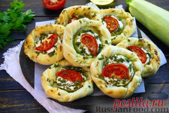 Рецепт: Слоёные ватрушки с кабачками и помидорами на RussianFood.com
