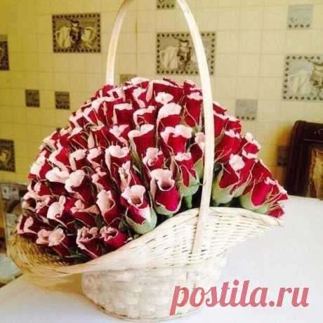 Подарочная корзина из сладких роз