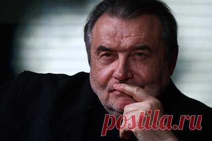 Стало известно о романе 72-летнего Алексея Учителя с 26-летней девушкой. Стало известно о романе 72-летнего российского режиссера Алексея Учителя с 26-летней Софьей Мелединой, которая родила ему дочь в 2021 году. Пара вместе посетила премьеру фильма в Москве. Сообщается, что кинематографист познакомился с девушкой во время ее обучения в его мастерской во ВГИКе.