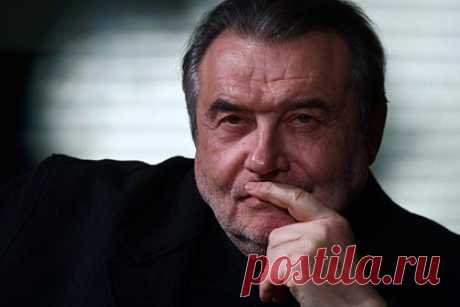 Стало известно о романе 72-летнего Алексея Учителя с 26-летней девушкой. Стало известно о романе 72-летнего российского режиссера Алексея Учителя с 26-летней Софьей Мелединой, которая родила ему дочь в 2021 году. Пара вместе посетила премьеру фильма в Москве. Сообщается, что кинематографист познакомился с девушкой во время ее обучения в его мастерской во ВГИКе.