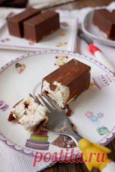 Домашние творожные сырки. Ингредиенты: Из 1 пачки творога получается 4 больших сырка 200 гр творога 2 ст.л. сахарной пудры (без горки) 30 гр сливочного масла 80 гр шоколада 1 пакетик ванилина или ванильного сахара Начинка: карамель, джем, кокосовая стружка - на ваше усмотрение