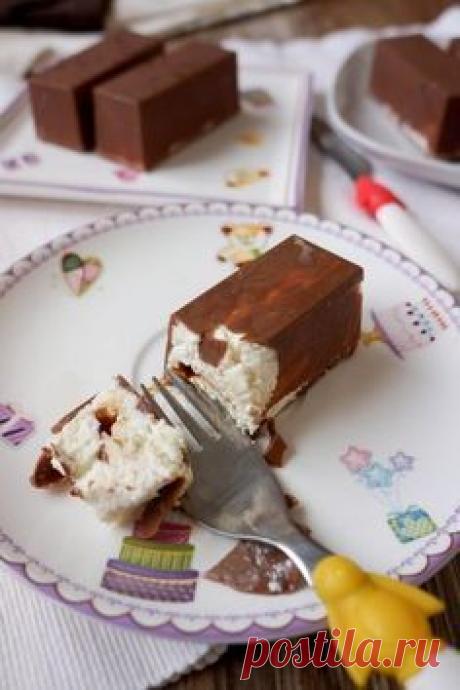 Домашние творожные сырки. Ингредиенты: Из 1 пачки творога получается 4 больших сырка 200 гр творога 2 ст.л. сахарной пудры (без горки) 30 гр сливочного масла 80 гр шоколада 1 пакетик ванилина или ванильного сахара Начинка: карамель, джем, кокосовая стружка - на ваше усмотрение