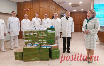 Матвиенко передала материалы для перевязки раненых Военно-медицинской академии Петербурга. Председатель Совета Федерации посетила клинику военно-полевой хирургии, пообщалась с проходящими там лечение участниками специальной военной операции и пожелала им скорейшего выздоровления