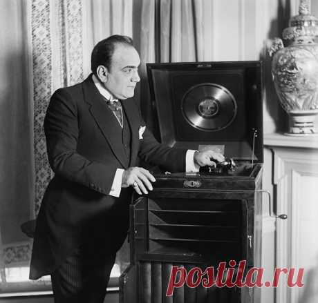 Томас Эдисон продемонстрировал не больше провидческого таланта, выпустив на рынок первый фонограф, или «говорящую машину», как он его назвал, — устройство, позволяющее деловым людям надиктовывать корреспонденцию.