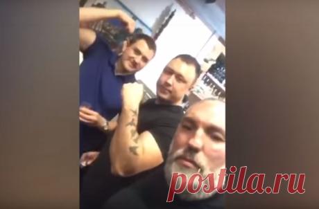 Тюменские силовики устроили корпоратив под лозунги «Жизнь ворам!» и «АУЕ!» (ВИДЕО) Сотрудник Следственного комитета Аглиуллин Рафик Фаритович в компании высокопоставленных силовиков, судей и прокуроров отметил получение звания майора в одном из тюменских ресторанов под лозунги «Жизнь ворам» и «АУЕ».«АУЕ», «Жизнь ворам». Под такими лозунгами прошла вечеринка тюменских