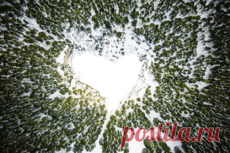 Что вы знаете о Сысерти? А вот мы сейчас немного расскажем. Сысерть – малый город на Среднем Урале, в 43 километрах от Екатеринбурга (правильно говорить Сысеˊрть – «е» мягко). С коми-зырянского «Сысерть» переводится как «река с узкой залесенной долиной», а с башкирского – «река туманов». Населенный пункт был основан в 1732 году горным генералом, немцем по происхождению, Вилимом Ивановичем Генниным, основателем десятков заводов на Урале. Геннин считал Сысерть своим «лучшим казенным заводом».…