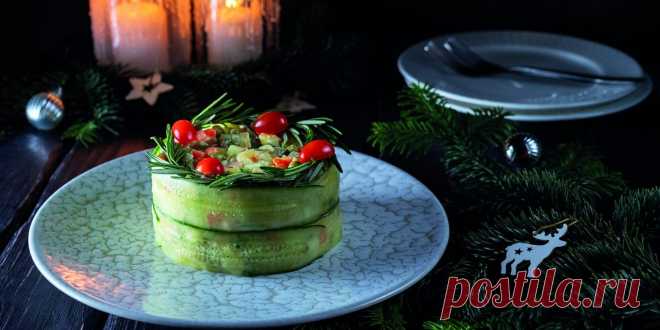 Праздничный салат с креветками, авокадо и огурцами - Лайфхакер