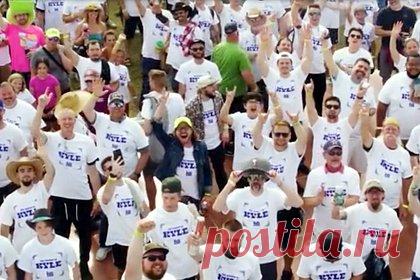 Полторы тысячи Кайлов приехали в город Кайл на праздник в честь имени Кайл. В городе Кайл организовали трехдневный фестиваль, на который приехали полторы тысячи Кайлов со всей страны. Местные власти устроили фестиваль в надежде установить рекорд и организовать самое крупное собрание людей с одинаковым именем. Однако мировой рекорд остался непобитым.